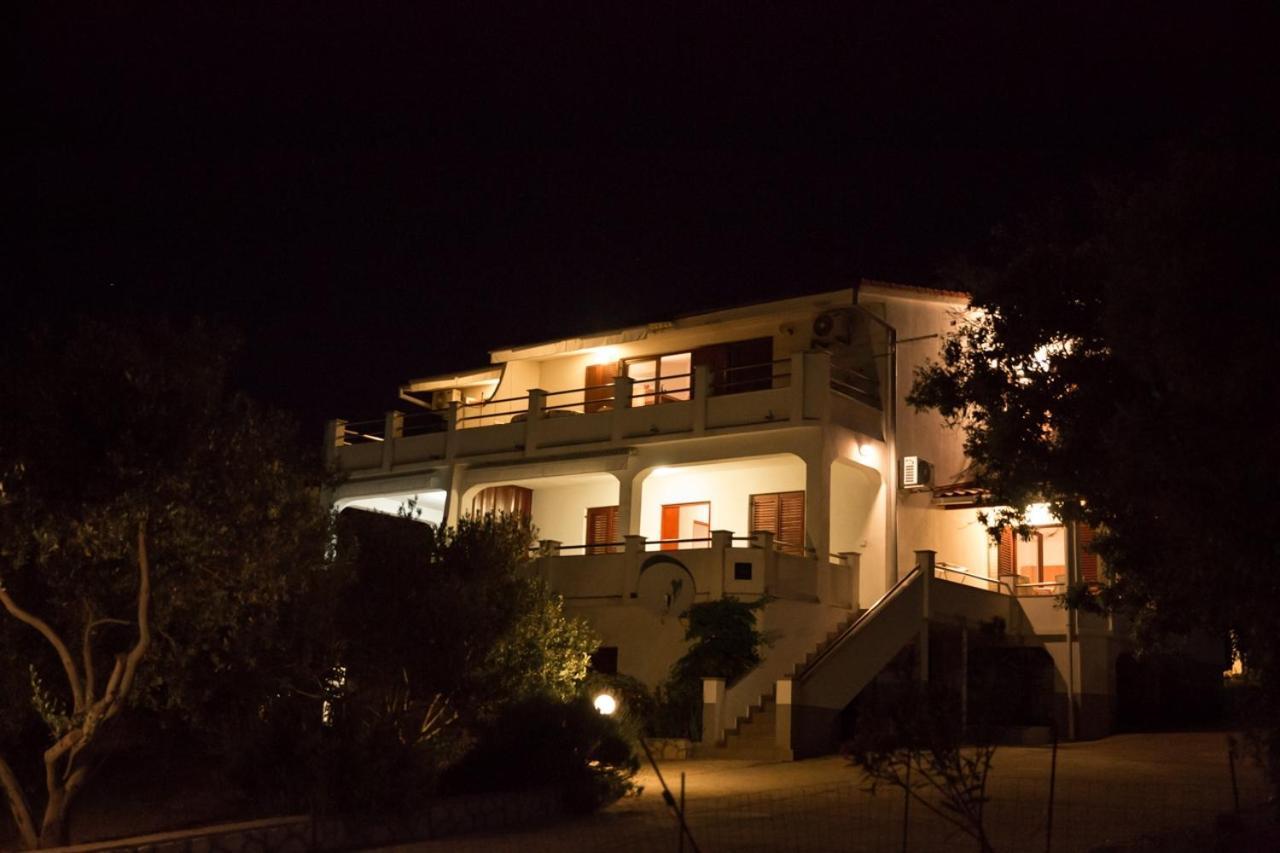 Apartments By The Sea Mandre, Pag - 6284 Колан Экстерьер фото