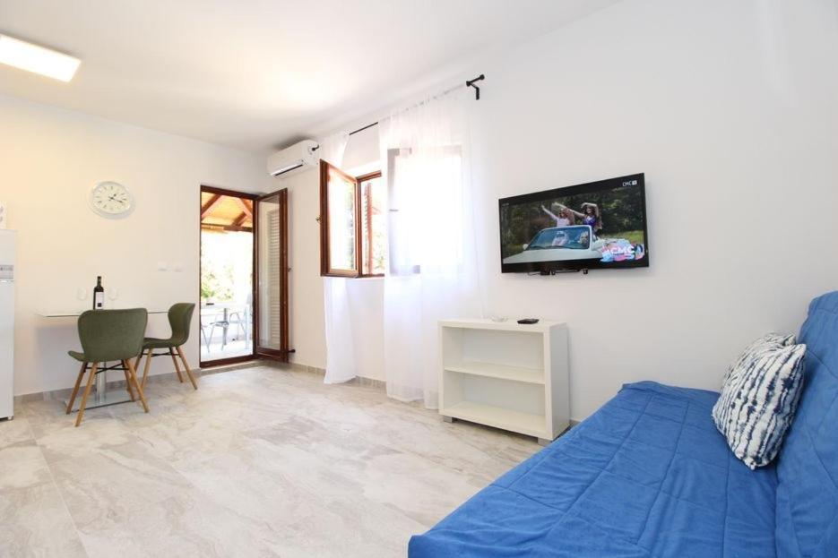 Apartments By The Sea Mandre, Pag - 6284 Колан Экстерьер фото